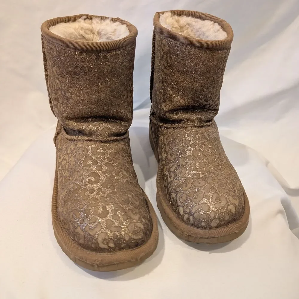 UGG Kids‎ Classic II Glitter Leopard Boots in Chestnut
